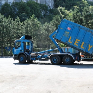 Bennes-1-MISE-EN-PLACE Mise à disposition de bennes permananentes pour l'évacuation et le traitement des déchets - Lely Environnement